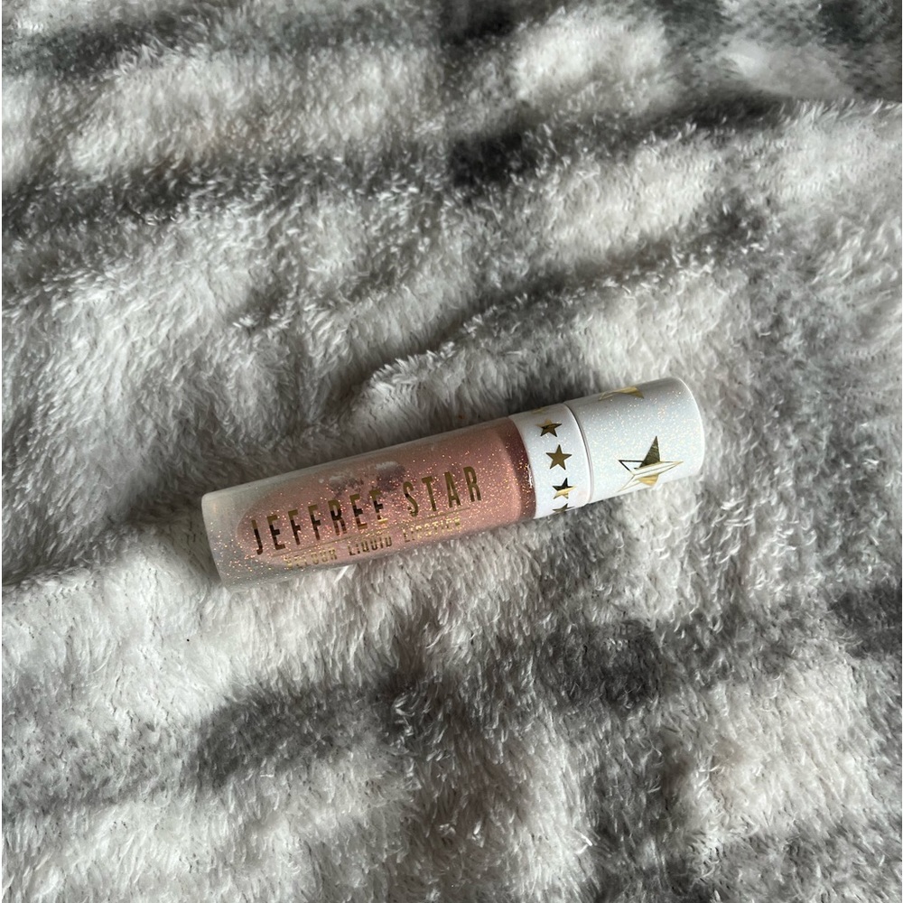 Jeffree Star velour liquid lipstick in can’t relate